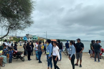 Familiares de las víctimas acudieron a Puerto Bolívar, en Machala, para esperar noticias relacionadas con los desaparecidos.