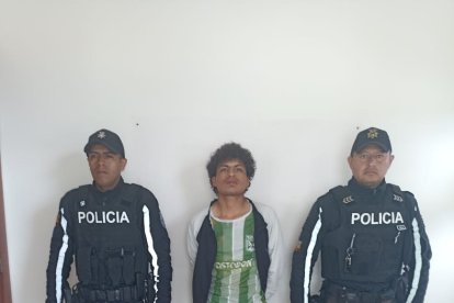 El sujeto se refugió en otro inmueble para huir de las autoridades.