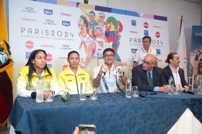 Daniel Pintado muestra sus medallas olímpicas junto a otros atletas y dirigentes.