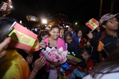 Angie Palacios y Neisi Dajones, homenajeadas al arribar a Quito hoy.