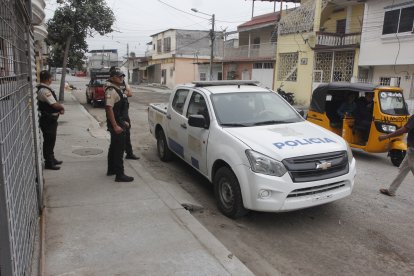 Mujer que vendía salchipapas en esta esquina del Bloque 2 de la Coop. Unión de Bananeros en el Guasmo Sur, fue asesinada a tiros por sujetos inidentificados quienes en realidad buscaban a su hijo para eliminarlo.