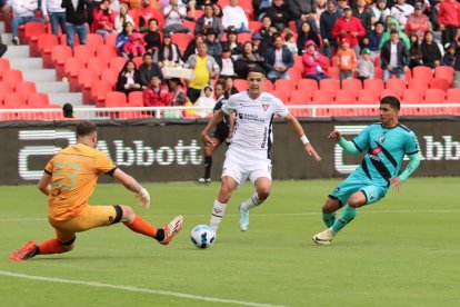 El goleador Álex Arce (c) será el encargado de comandar el ataque de los albos en el duelo ante Lanús.
