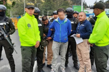 Cristian Mendoza fue entregado por la policía de Ecuador a la de Colombia en el Puente Internacional Rumichaca.
