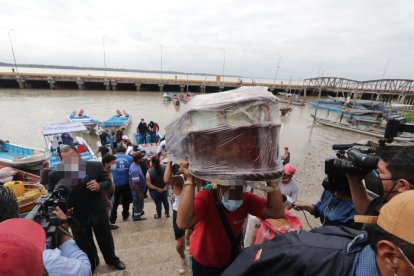 Imagen referencial. Los familiares de los fallecidos están en incertidumbre porque no saben si trasladarán o no los cuerpos a isla Puná.