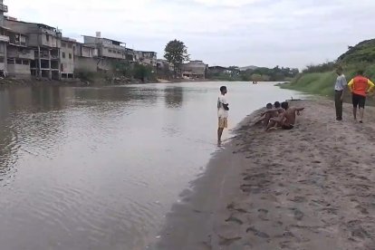 En Esmeraldas, buscan a un joven en el Teaone.