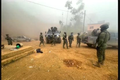 Policias y militares llegaron al lugar de la matanza.