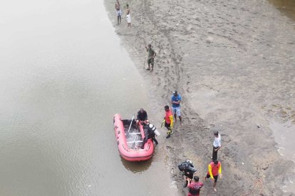 Joven se lanzó al río y no salió