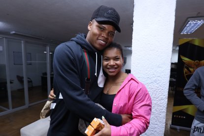 Angie Palacios con su esposo después de la rueda de prensa en la Concentración Deportiva de Pichincha ag-periodistas-quito