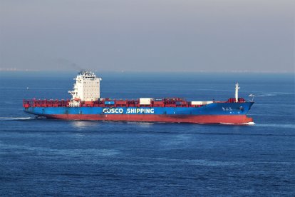 Cosco es una compañía estatal del gobierno de la República Popular China, propietaria de 1413 buques que llegan a más de 100 puertos del mundo.