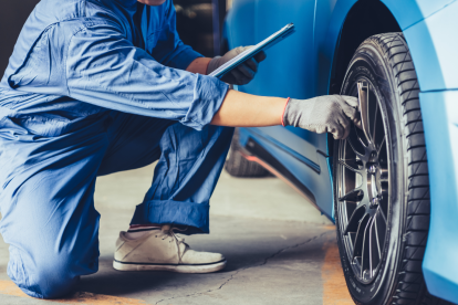 ¿Cuál es la presión recomendada de los neumáticos delanteros de un auto?