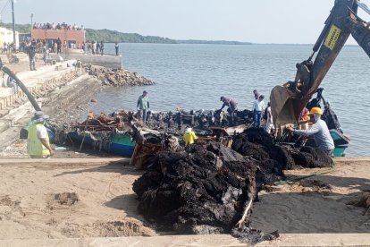El barco incendiado permanece en el malecón del Puerto Bolívar.
