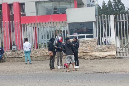 Familiares llegaron a reconocer a los asesinados.