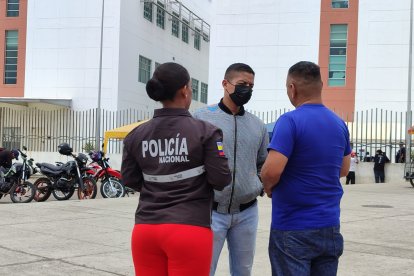 Ayer varios agentes de la Policía llegaron al hospital para revisar las cámaras de seguridad.