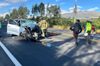 La vía está cerrada hasta rescatar a las víctimas y recoger los restos de los vehículos.