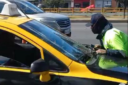 El agente quedó sobre el capó por varios metros hasta que cayó al pavimento.