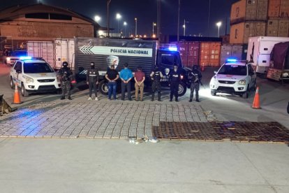 El alcaloide estaba escondido en un contenedor con banano de exportación. Un perro antodrogas detectó el cargamento.