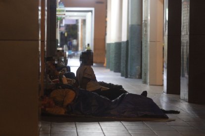 Sábanas regaladas suelen ser las cobijas. Un pedazo de cartón sirve para colchón.