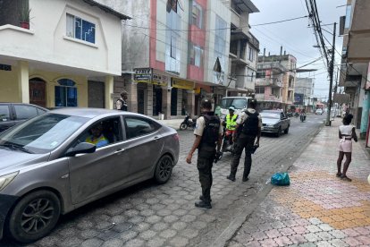 La Policía detuvo en flagrancia a dos sujetos en Esmeraldas.