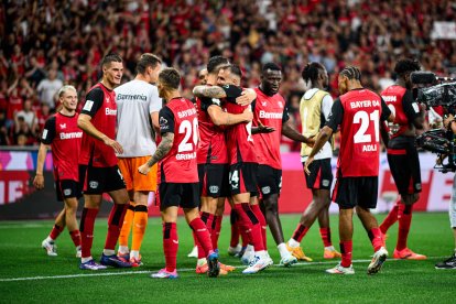 Los jugadores de Bayer Leverkusen celebran el título de la Supercopa de Alemania.