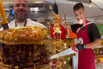 La hamburguesa tiene el tamaño casi del torso de un adulto.