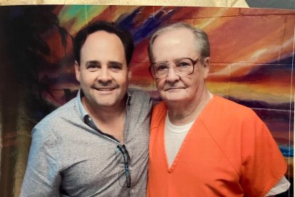 Nelson Serrano junto a su hijo Francisco en una de las visitas en el corredor de la muerte.