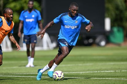 Moisés Caicedo es titular fijo en la zona de volantes de Chelsea.