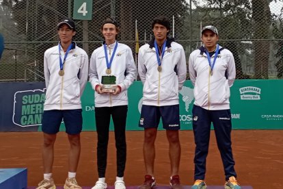 Lucas Yúnez, Emilio Camacho, Ángel Véliz y Diego Velasteguí (capitán).
