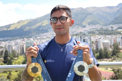 La felicidad de Daniel Pintado al posar con las medallas olímpicas que ganó en París.
