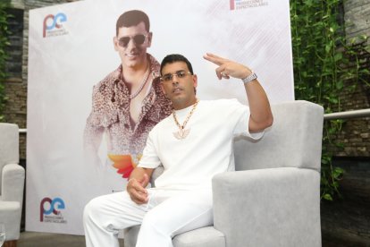 Su atuendo monocromático de blanco a juego con una gran cadena destacaba. El blanco es de sus colores preferidos.