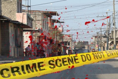 Un grupo de personas se encontraba reunido a menos de un metro del lugar donde los jóvenes fueron asesinados.