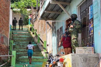 La comunidad lucha por encontrar la normalidad en medio del caos.