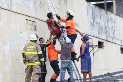 Después de un largo tiempo, ciudadanos pudieron bajar al sujeto.