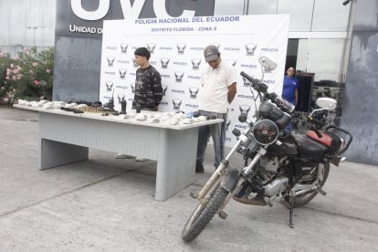 Aprehensión de 2 ciudadanos, junto a armas, granadas, radios de comunicaciones y dinero en efectivo es el resultado de un operativo policial realizado en la Coop. Nueva Guayaquil al noroeste de la urbe.
