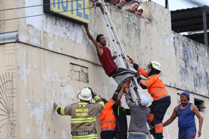 Momento en el que los bomberos intentan rescatar al suicida.