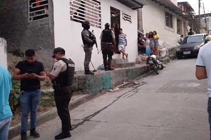 El estruendo de las sirenas policiales que llegaron después del crimen se mezclaba con los sollozos de los vecinos.

ag - periodista
ag - granasa
