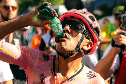 Richard Carapaz enfrentó la sexta etapa de la Vuelta a España bajo un fuerte sol.