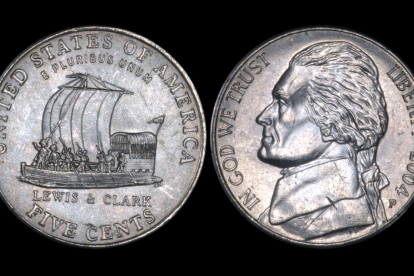 Referencial: foto de una moneda de 5 centavos de dólar por ambos lados.