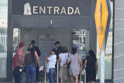 En el ingreso al hospital, usuarios sienten las medidas de seguridad aplicadas.