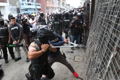 Policía irrumpieron en una vivienda del suburbio de Guayaquil.
