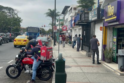 Una persona fue baleada en V. E. Estrada y Av. Las Monjas, Urdesa norte de Guayaquil ayer.
