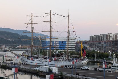 El impresionante velero ecuatoriano llegó a España.