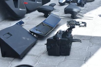 Entre las autopartes recuperadas se encuentran puertas, radios, cerebro del vehículo.