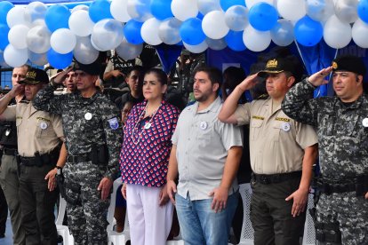 La ministra de Gobierno, Mónica Palencia, y el comandante de la Policía Nacional, general Víctor Hugo Zárate, presentaron el plan que se implementará en el distrito Nueva Prosperina para combatir las extorsiones.