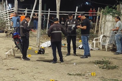 El triple crimen se cometió la noche del viernes en el barrio Los Ficus, al sur de La Libertad. 
ag - periodista
ag - granasa