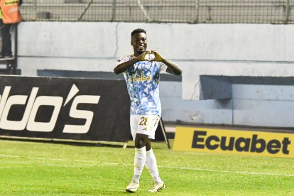 Maicon Solís celebra el gol que marcó ante Delfín.