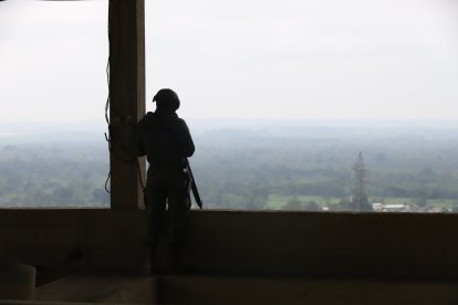 Un militar vigila desde lo alto de una mina en el cantón Ponce Enríquez, una zona disputada entre bandas criminales por el control del oro.