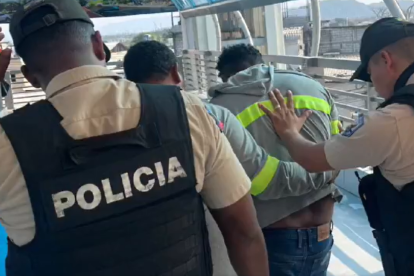 El hombre fue ayudado por la Policía Nacional.