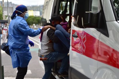 La mujer recibió un corte en su pecho, lo que estuvo a punto a matarla.