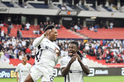 Jhojan Julio y Ricardo Adé festejando el primer lugar de la segunda etapa de LigaPro.