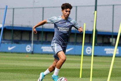 Jeremy Sarmiento en la práctica de Brighton en el inicio de la temporada